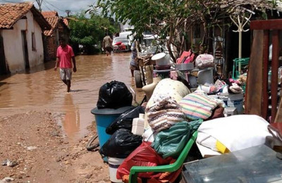 Dezenas de famílias foram desabrigadas pelas águas dos rios Parnaíba e Poti